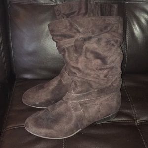 Brow suede like boots